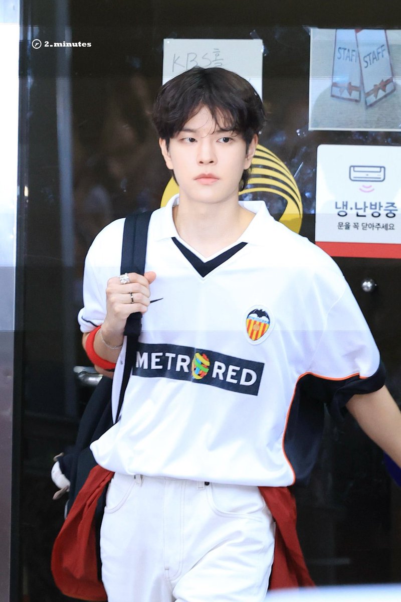 que coño hace este con una camiseta del valencia JWHQIEHKQJWJW que le traigan de vuelta porfa