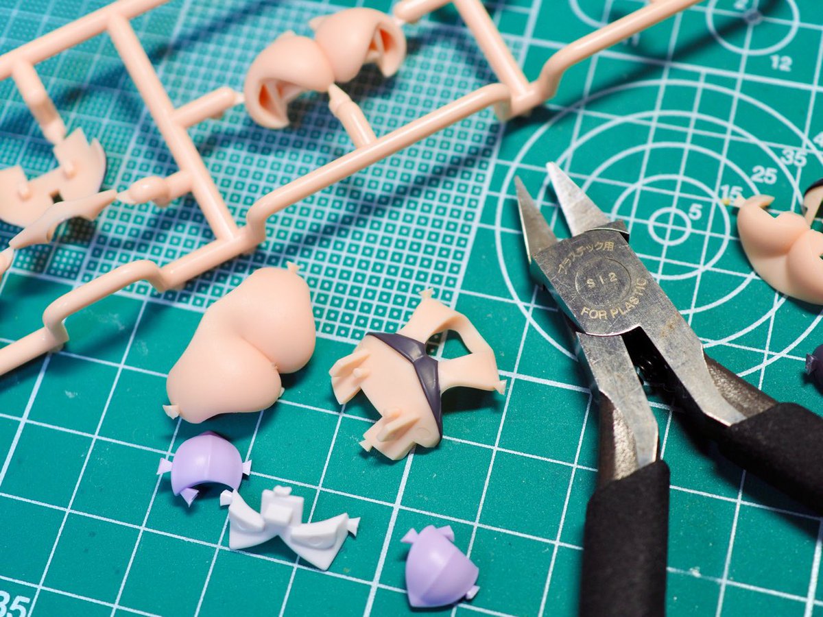 「うおぉオラもう我慢できねぇだ！」
おじいさんは急にそう言ってニッパーを取ると、一部のパーツを切り出しはじめました。