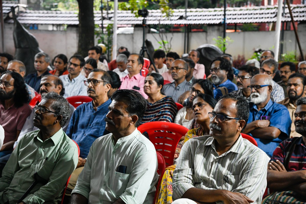 "The Relevance of Mahatma Gandhi" lecture by Tushar Gandhi, the great-grandson of Mahatma #Gandhi during his visit to Kerala Lalithkala Akademi, Thrissur, as part of the "You I Could Not Save, Walk With Me" exhibition event on August 15, 2025, India's Independence Day! <a href="/TusharG/">🍉Tushar GANDHI🇵🇸 Manavta Meri Jaat</a>