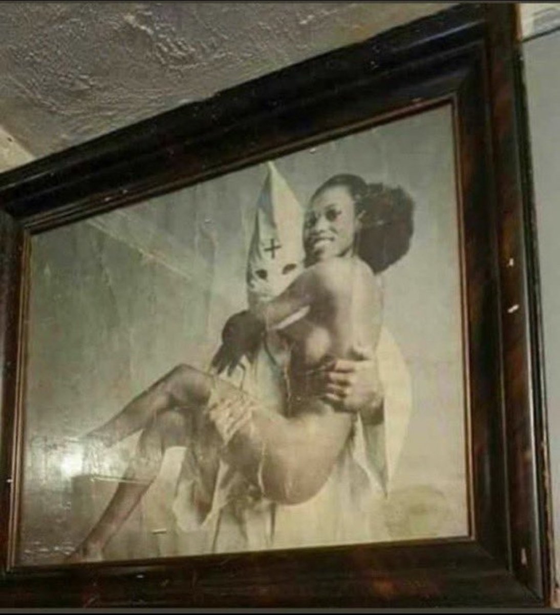 She wore a huge fluffy 'fro when she was happily conquered by white men. We already have much in common ❤️
~Were they happy? I can't see this white gentleman's face but by the way he's gripping her and the huge smile on her face with her arms wrapped around him, one can assume