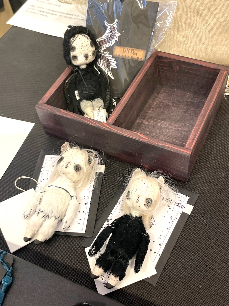sakamohv's tweet photo. オアゾの丸善ギャラリーの「みそろぎ人形展」へ。今年も会場半分使いだったんですが、内容濃い、密度高い。日本の伝統工芸的作品がちょっと減ってる気がした。あと海外作家がほぼロシア。9/2までです。写真はミヤタケイコさん、Enさん、細貝まいさん、ケイティ・レインさん。 https://t.co/yQhmqvooRj