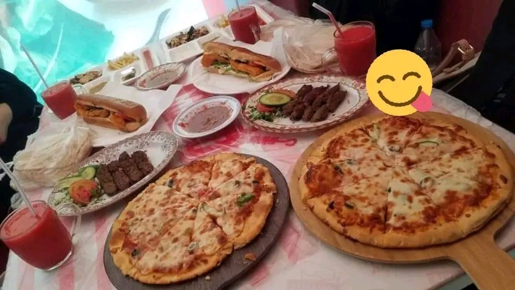🌹كيف الحال💋
احلا خرجه معا بنات. خالاتي واحلا بينزا وحشني البيتزا😍😍 والكباب