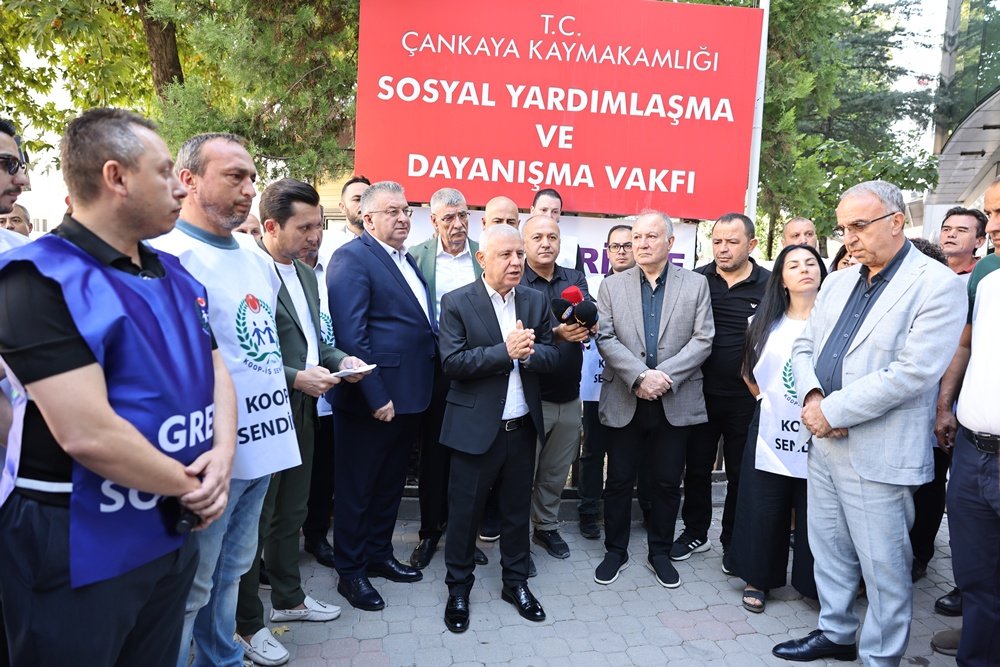 alemdareyup's tweet photo. Bugün Sosyal Yardımlaşma ve Dayanışma Vakıflarında başlattığımız grevimiz, büyük bir katılımla, coşkuyla heyecanla ve üyelerimizin kararlı ve onurlu duruşuyla devam etmektedir. Her bir üyemize bu güçlü birliktelik için içtenlikle teşekkür ediyorum.
Unutmayın, bu grev sadece bir hak arayışı değil; emeğin, onurun ve geleceğimizin sesidir.
Bazı kamu idarecilerinin Anayasamıza ve yasalara aykırı olarak yaptıkları baskılara rağmen, bu haklı davaya omuz veren tüm arkadaşlarımı kutluyorum.
Sendikam Koop-İş, Konfederasyonumuz TÜRK-İŞ ile birlikte bu baskıları engellemek için her türlü girişimde bulunmaktadır, birçok yerde de sonuç alınmıştır.
Haklı mücadelemiz kazanana kadar kararlılıkla devam edecektir.
Yaşasın SYDV işçilerinin grevi…
Yaşasın Koop-İş…”