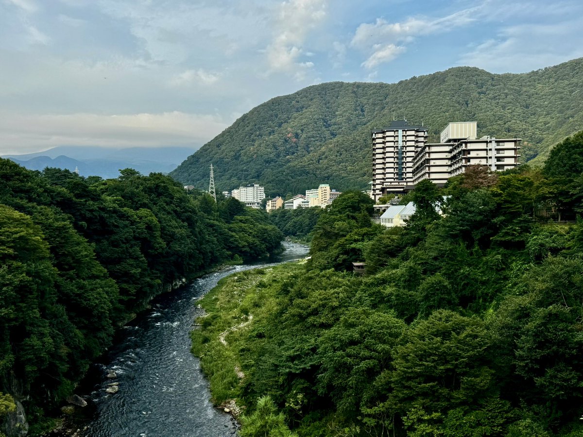 廃墟イメージが強くなった鬼怒川

確かに外観にまで手が回らない宿や
建物を壊せないことからところが多くて
寂れた雰囲気は否めないかな…。

頑張っている宿もまだまだあるし
廃墟ツアーやレンタルスペースなど
面白い取り組みはできそうだけどなぁ^^

興味深い場所であった！！
