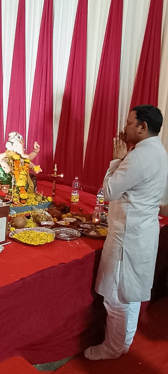 Sandhya_dubey16's tweet photo. आज नालासोपारा पश्चिम सम्राट मित्र मंडल में वार्षिक गणेशोत्सव के दर्शन हेतु हमारे सांसद मां.हेमंत सावरा जी और नालासोपारा विधानसभा के विधायक मां.राजन नाईक जी विशेष उपस्थिति रही।
गणपति बप्पा मोरया 🚩🙏 https://t.co/dZnXdSsRBa