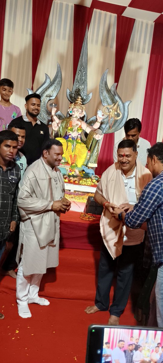 Sandhya_dubey16's tweet photo. आज नालासोपारा पश्चिम सम्राट मित्र मंडल में वार्षिक गणेशोत्सव के दर्शन हेतु हमारे सांसद मां.हेमंत सावरा जी और नालासोपारा विधानसभा के विधायक मां.राजन नाईक जी विशेष उपस्थिति रही।
गणपति बप्पा मोरया 🚩🙏 https://t.co/dZnXdSsRBa