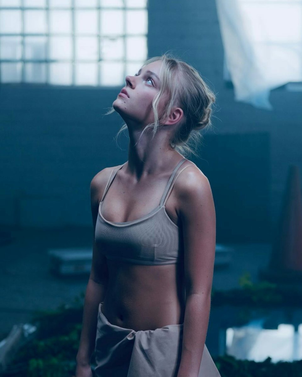 emilymitless's tweet image. [FUN FACT] Emily Kelavos is Greek and her last name &quot;Kelavos&quot; is a Greek word. Her nationality is American, but her ethnicity is Greek. Emily talked about it in her Dispatch interview from Dream Academy and she also mentioned it in her Instagram lives.

#PRELUDE_THEFINALPIECE