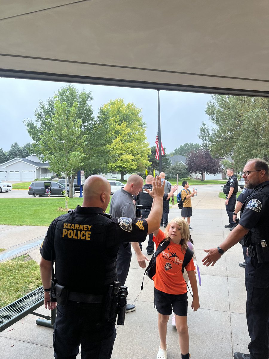 KearneyPolice's tweet photo. High Five Friday ✋🏼 Week #2!  

This week’s stop, Meadowlark Elementary.  Thanks for helping us start the morning off with some positive wind in the sails! 

Go Voyagers!!  ⛵️ 

@KPD339 @CaptMYoungKPD @SgtSmall335 https://t.co/qrxUpnPPLQ