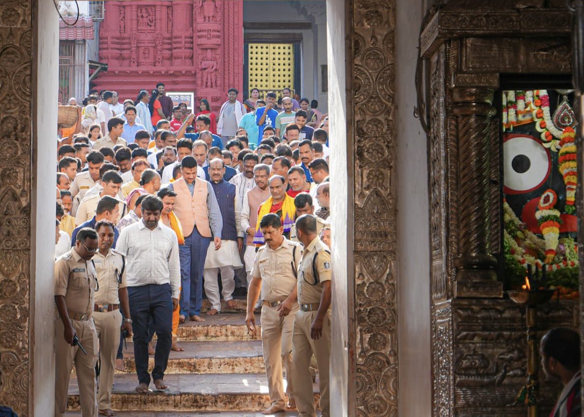 arvindpadhee's tweet photo. Hon'ble Lok Sabha Speaker, accompanied by other dignitaries, visited Shree Jagannatha Temple today, seeking Mahaprabhu’s blessings. We are deeply grateful to the Hon'ble Speaker for graciously agreeing to our proposal to install one wheel each from the three sacred chariots of Ratha Jatra at a prominent location within the Parliament premises.