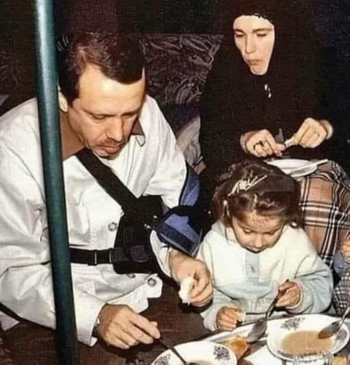 Erdoğan siyaseti halka hizmet etmek için yapan siyasete girmeden önceki hayatı ile siyasete girdikten sonraki hayatında hiç bir değişiklik olmayan siyasete girmeden önceki mütevazi hayatına siyasete girdikten sonrada devam eden mütevazi bir siyasetçidir.