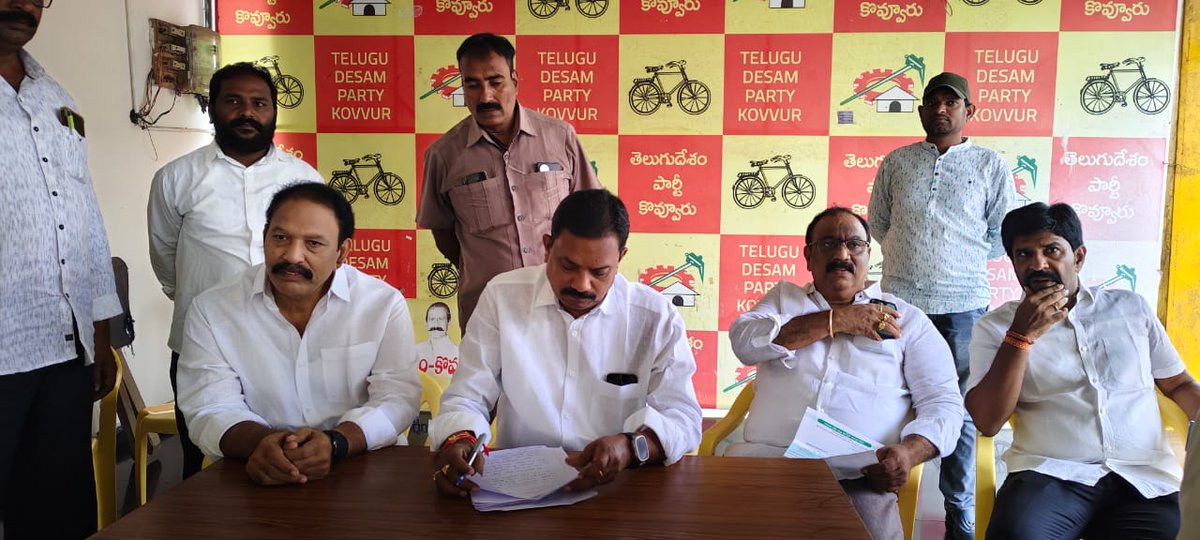 MuppidiOfficial's tweet image. రాష్ట్ర ముఖ్యమంత్రి శ్రీ @ncbn గారి ఆదేశాల మేరకు ప్రతి శుక్రవారం నిర్వహించే గ్రీవెన్స్ కార్యక్రమంలో భాగంగా, ఈ రోజు కొవ్వూరు నియోజకవర్గం తెలుగుదేశం పార్టీ కార్యాలయంలో ప్రజల సమస్యలు స్వీకరించాను. ప్రజలు తమ అవసరాలు, సమస్యలను తెలియజేస్తూ 12 వినతిపత్రాలు సమర్పించారు.
#GrievanceProgram