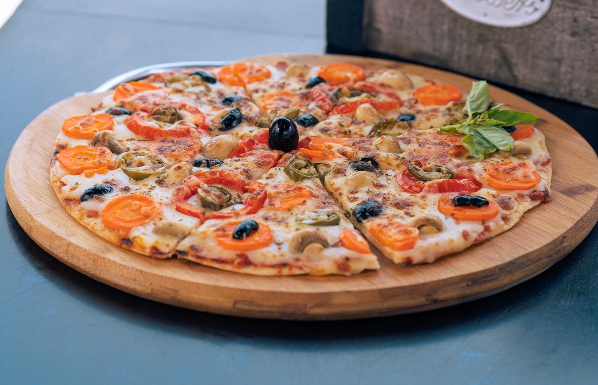 honeysucklegh's tweet image. When your cravings call, we answer with pizza, pints, and unforgettable moments.
Satisfy that craving at The Honeysuckle. 🍕🔥

#TheHoneysuckle #HoneysuckleVibes #HoneysuckleEats #PizzaLovers #PizzaNight #InCrustWeTrust #CheesePulls #FoodieAccra #AccraEats #AccraFoodies