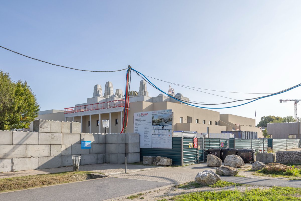 arthurweidmann1's tweet photo. Le chantier du temple Hindou BAPS Mandir sur l'esplanade des religions à Bussy-St Georges, lieu où sont réunis plusieurs lieux de cultes de diverses religions. Une fois achevé, il s'agira d'un des plus grands édifices du genre en Europe.

Archi : @ArteCharpentier 

@BAPSParis https://t.co/6lVGhc99Lc