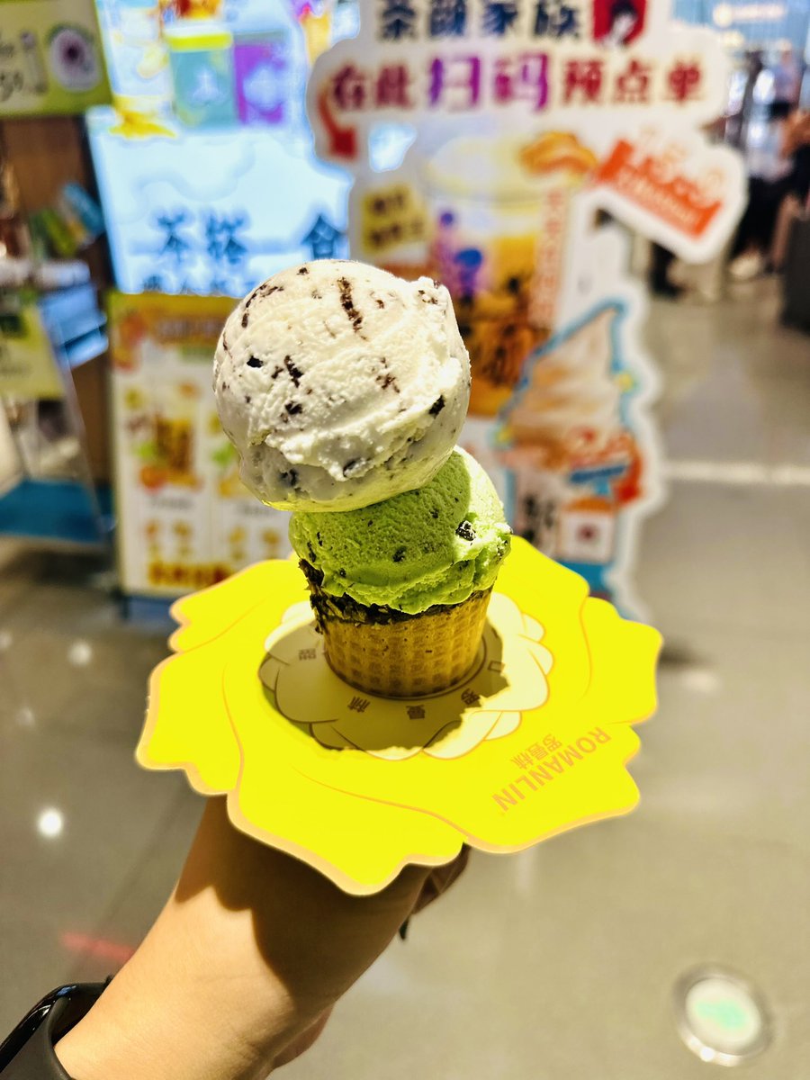 goooood evening stars✨hope you’re taking good care of yourself so far💙weekend is almost here‼️📢also me got ice cream and me happy now😋🍦