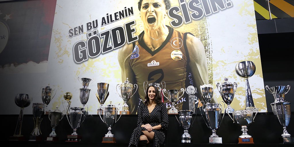 mevzubirazderin's tweet image. İtalya'da yaşayan bir Türk'ün 19 senede kazandığı kupalar: