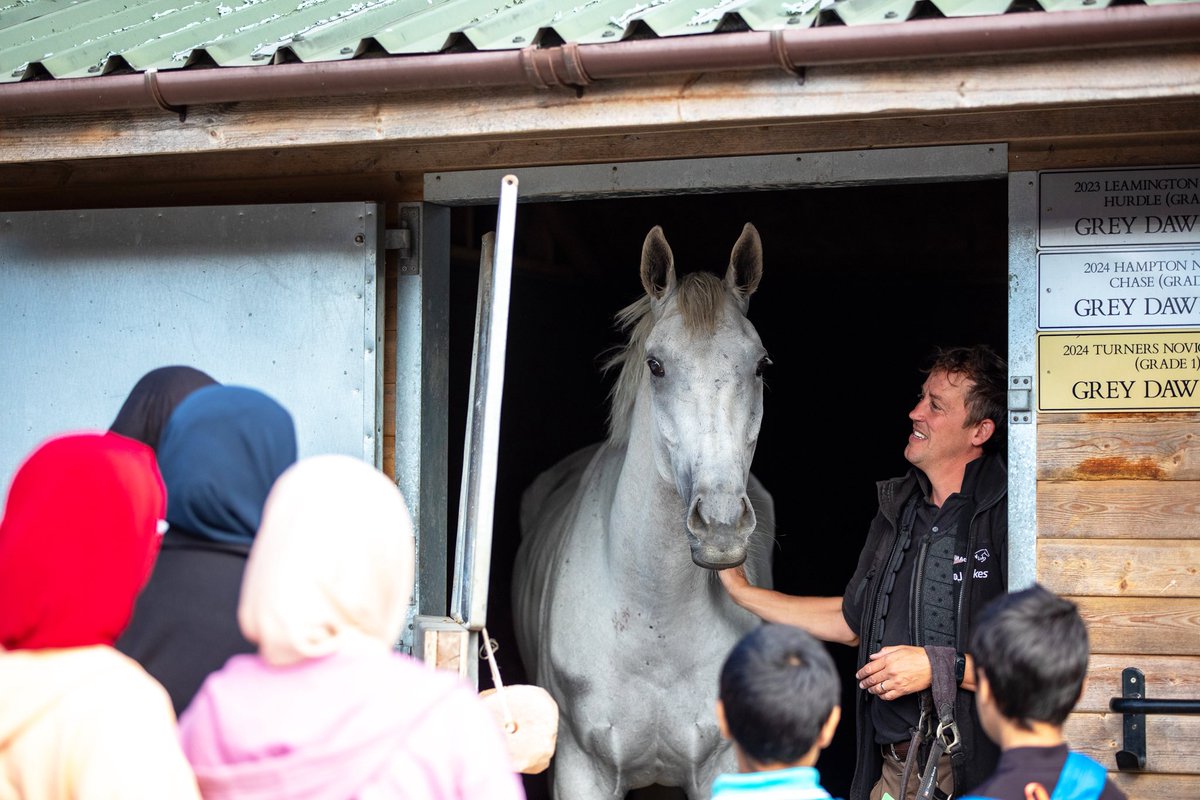 NATIONAL RACEHORSE WEEK🏇🏻
Great to have <a href="/KhadijahMellah/">khadijah mellah</a> and the <a href="/crescentarchers/">Crescent Archers</a> join us for a morning on the gallops fantasticly organised by The Pony Club.