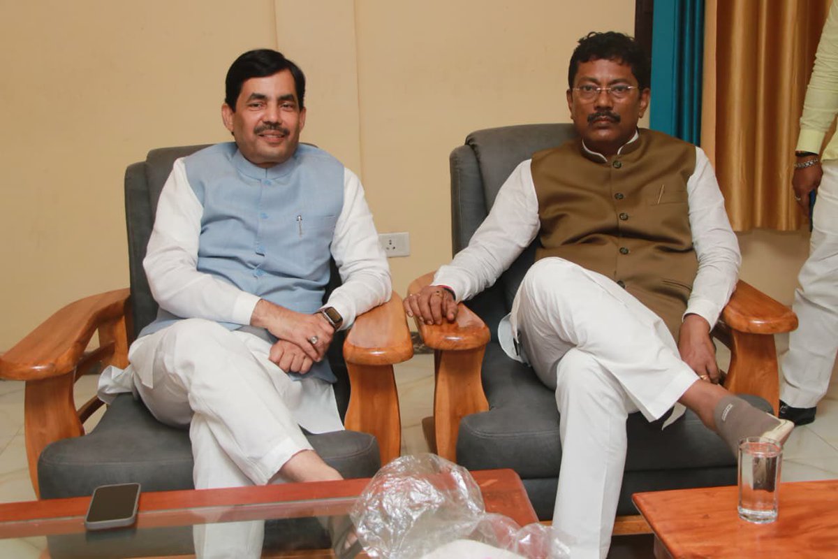 ShahnawazBJP's tweet photo. आज दरभंगा ग्रामीण में विधानसभा स्तरीय एनडीए कार्यकर्ता सम्मेलन में भाग लेने के पश्चात लौटने के दौरान मधुबनी में माननीय सांसद श्री अशोक यादव जी से आत्मीय मुलाकात की । पार्टी के तमाम कार्यकर्ता साथ मौजूद रहे । https://t.co/bAsVuiKNjC