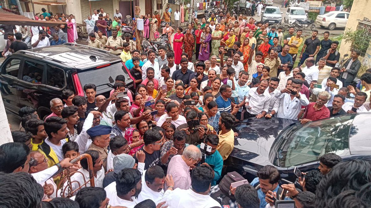 Prksh_Ambedkar's tweet photo. औरंगाबादमध्ये ओबीसी समाजातील प्रमोद पाडसवान आणि त्यांच्या कुटुंबावर काही दिवसांपूर्वी क्रूर हल्ला करण्यात आला होता. या हल्ल्यात प्रमोद पाडसवान यांची निर्घृण हत्या करण्यात आली होती.

आज औरंगाबाद दौऱ्यावर असतांना पीडित कुटुंबियांची भेट घेतली. या घटनेतील आरोपींना तात्काळ अटक होईल, यासाठी प्रयत्न करण्याचे आश्वासन दिले असून, हे प्रकरण फास्ट ट्रॅक कोर्टात चालवण्यासाठी आवश्यक ती कार्यवाही करण्यात येईल असेही त्यांनी सांगितले.

यावेळी पीडित कुटुंबीयांनी त्या घटनेचा हृदयद्रावक व्हिडीओ सुद्धा दाखवला. अत्यंत क्रूरपणे ही हत्या करण्यात आली आहे. यावेळी मृत प्रमोद पाडसवान  यांना आदरांजली वाहिली.