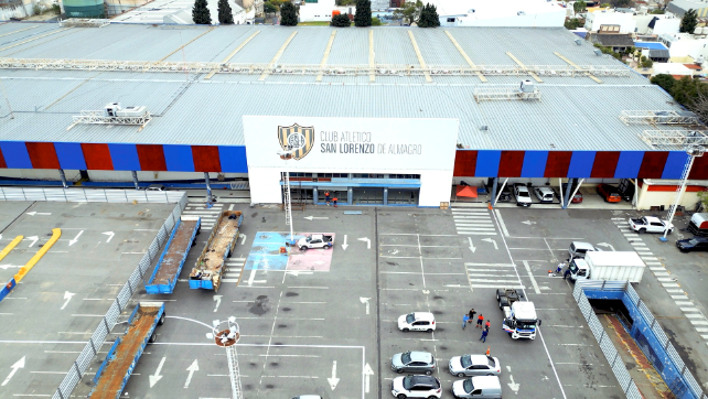 SoyQuemeroTV's tweet photo. San Lorenzo tiene una contradicción casi biológica. Detesta a #Huracán y, a su vez, somos lo único que les queda cercano a sus raíces, a su historia. En Boedo ya no tienen arraigo (sólo los +60 lo recuerdan) ni presencia. Bah, un cartel en avenida La Plata que dice "Volvimos”. 

El odio del vecino de Bajo Flores tiene que ver con lo que ellos ya no tienen. Sería algo así como “dime por qué me insultas y te diré de lo que careces”. O en términos más sutiles sería reprimir la frustración negando la importancia del objeto deseado. Para ellos, Huracán es la historia viva de un barrio y de una geografía, de la zona sur populosa de Capital, obrera y con sentido de pertenencia. Una forma de ser que a ellos se les escurrió de las manos.