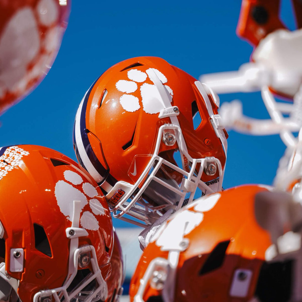 ClemsonTigers's tweet image. Happy Solid Orange Friday, y&apos;all! 🐅

#GoTigers || #CollegeColorsDay