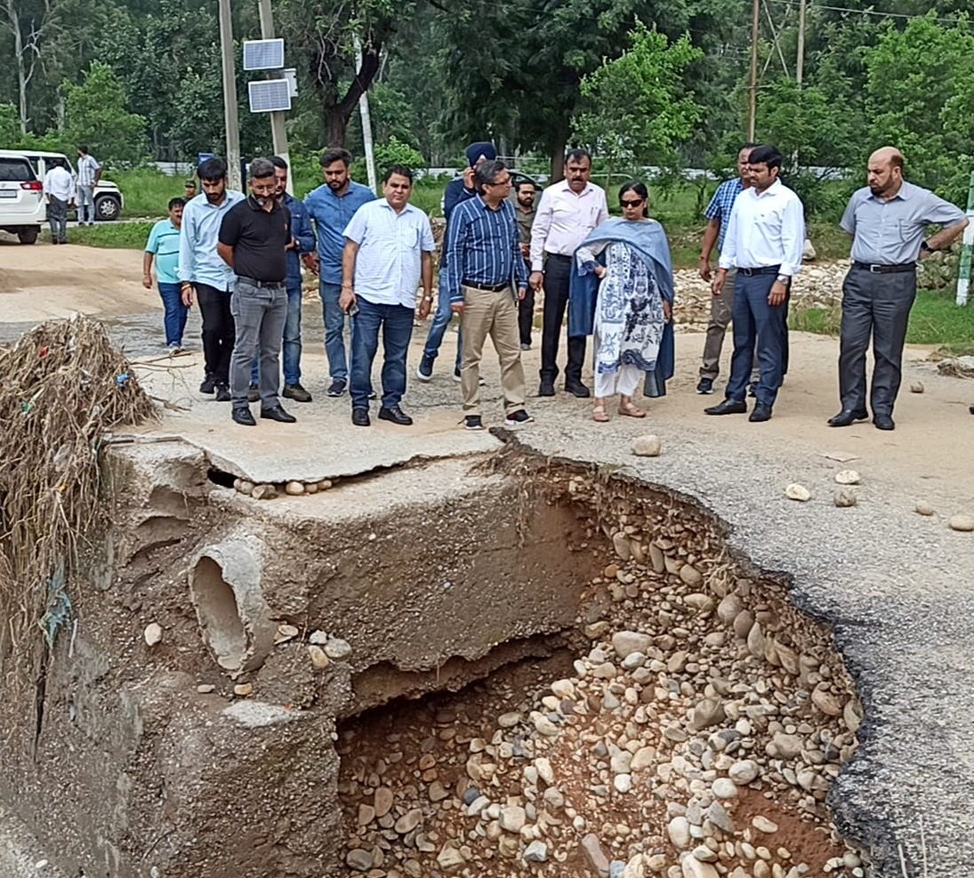 GulistanNewsTV's tweet photo. Comm Secy #HUDD Mandeep Kaur tours rain-hit areas of Jammu City; directs sustainable restoration of roads, drains & water supply. Urges coordinated action & public cooperation for speedy normalcy.
#Jammu #JammuAndKashmir https://t.co/VQtcMFcbHq