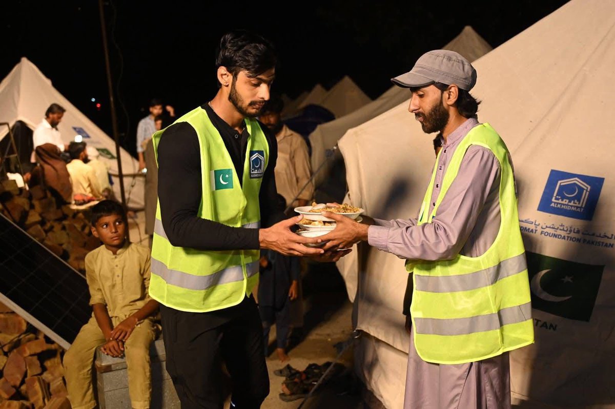 الخدمت کے رضاکاروں نے لاہور کے علاقے چونگ، ملتان روڈ پر قائم ریلیف کیمپ میں سیلاب متاثرین کے لیے کھانے پینے اور میڈیکل کا انتظام کیا ہوا ہے ۔
الخدمت کے رضاکار مسلسل خوراک، ریلیف اور دیگر بنیادی سہولیات فراہم کرنے میں مصروف عمل ہیں۔
#Alkhidmat #PakistanFloods2025 #Disaster #Relief