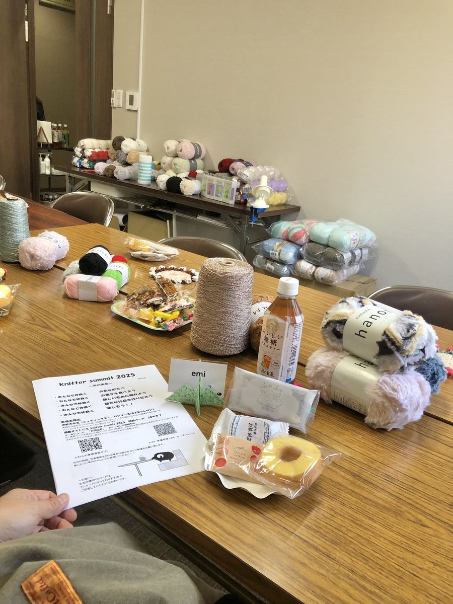 nuts23061225's tweet photo. 『knitter summit 2025』
に遊びに行ってきました🧶

新商品の毛糸の試し編み✨
みなさんの情報も勉強になるものばかりで✨

おやつの心遣いもすばらしく💕
ふわそうさんのトークも面白かった😂

コースターと毛糸3玉はなんとお土産✨嬉しすぎる〜なに作ろー♪

#ふわふわ倉庫
#ニッターサミット2025 https://t.co/kQvn5AuBx8