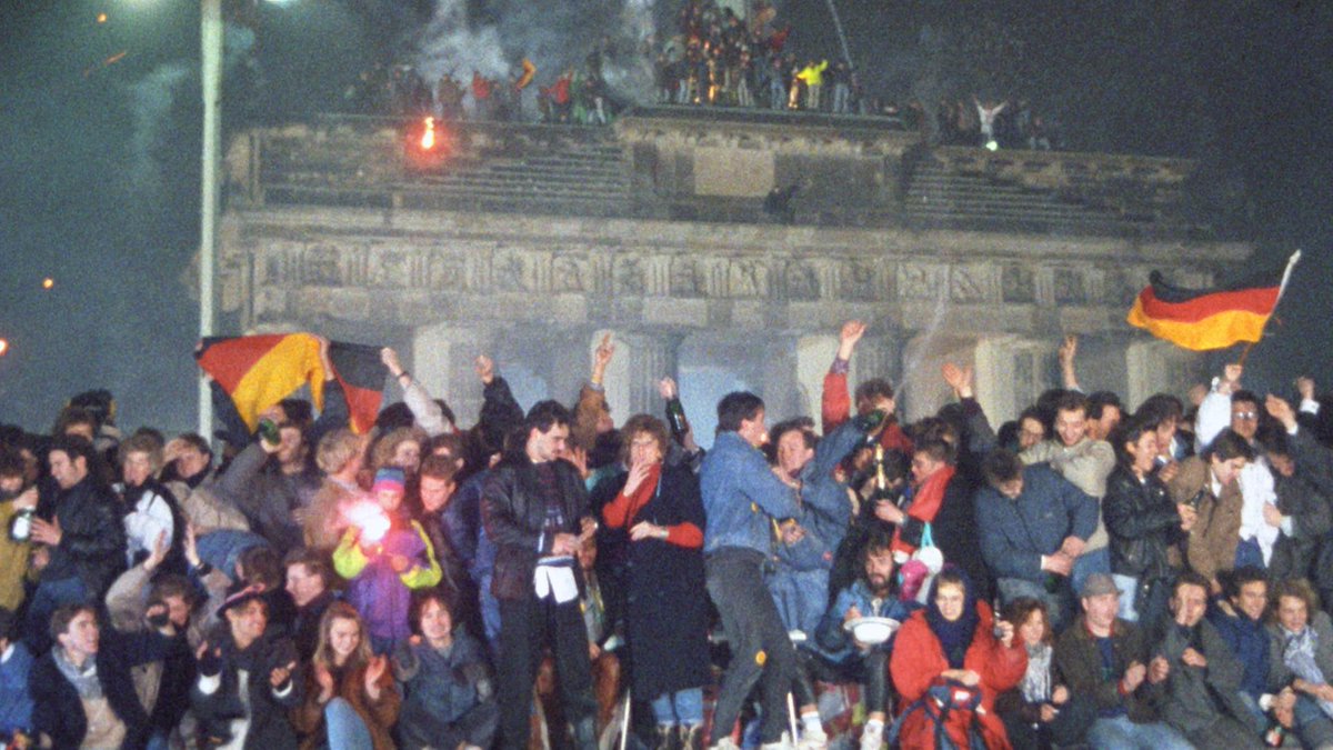 Der Falke 🎗 🇩🇪 🇮🇱 🇺🇸 (@der_falke_sn) on Twitter photo <a href="/gaborhalasz1/">gabor halasz</a> Wir Ostdeutschen lassen uns nicht die #Flagge, für die wir 1989 auf die Strasse gegangen sind, wegnehmen.
Wenn Ihr 2 vaterlandslosen Wessis - #halazs und #ramelow - unsere Flagge der Demokratie hasst, dann schiebt nicht ausgerechnet uns Ossis vor.
Danke. <a href="/gaborhalasz1/">gabor halasz</a> Wir Ostdeutschen lassen uns nicht die #Flagge, für die wir 1989 auf die Strasse gegangen sind, wegnehmen.
Wenn Ihr 2 vaterlandslosen Wessis - #halazs und #ramelow - unsere Flagge der Demokratie hasst, dann schiebt nicht ausgerechnet uns Ossis vor.
Danke.