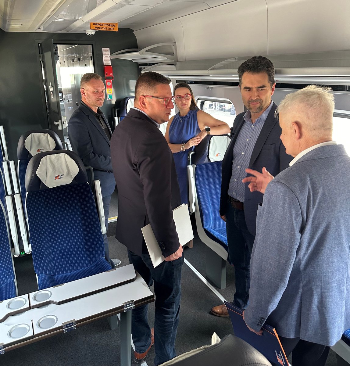 Ministerstwo Infrastruktury (@mi_gov_pl) on Twitter photo 🚆 Kolej znów idzie na rekord – z Bielska-Białej do Krakowa o połowę szybciej!
🗓️ Od 1 października podróż pociągami <a href="/PKPIntercityPDP/">PKP Intercity</a> ze stolicy Podbeskidzia do stolicy Małopolski będzie aż o połowę krótsza. Czas przejazdu najszybszego połączenia wyniesie tylko 74 minuty. To 🚆 Kolej znów idzie na rekord – z Bielska-Białej do Krakowa o połowę szybciej!
🗓️ Od 1 października podróż pociągami <a href="/PKPIntercityPDP/">PKP Intercity</a> ze stolicy Podbeskidzia do stolicy Małopolski będzie aż o połowę krótsza. Czas przejazdu najszybszego połączenia wyniesie tylko 74 minuty. To