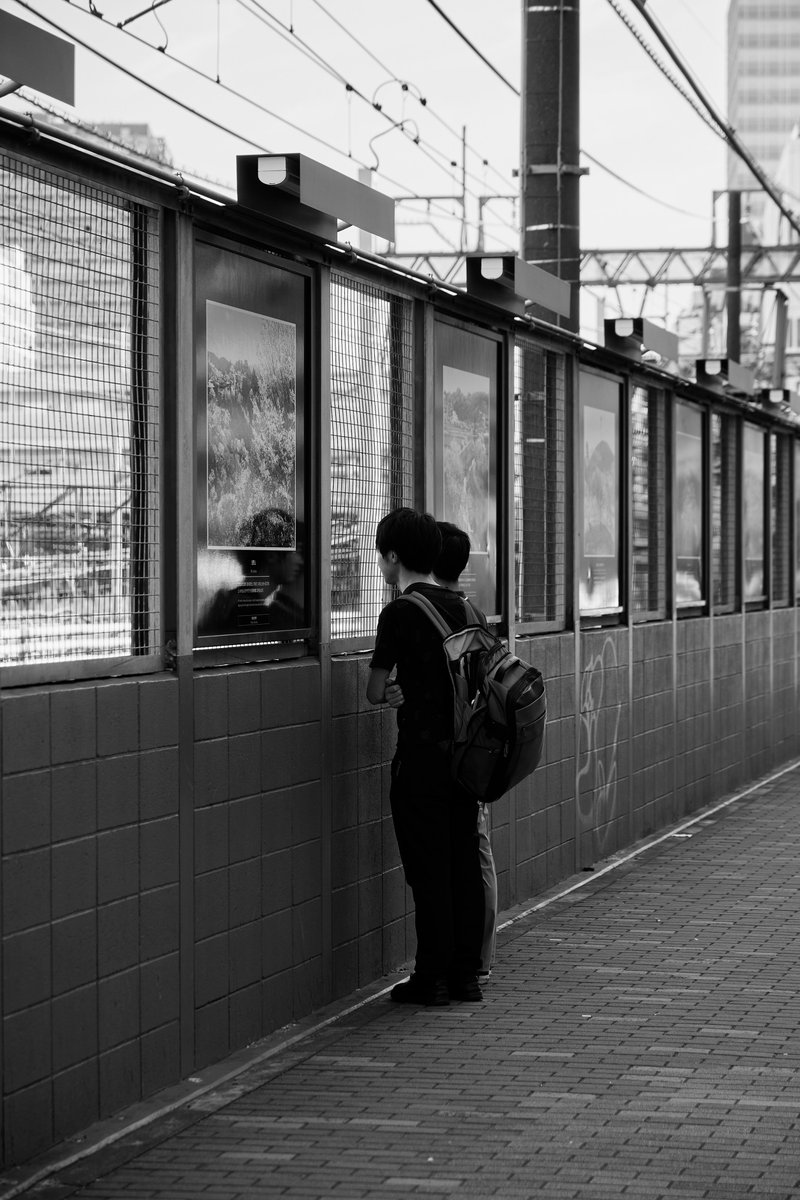 zauber2011's tweet image. Framed Reflection

#StreetPhotography #UrbanReflections #FramedMoments #BlackAndWhite #CityStories #SilentPause　#毎スナ　#モノクローム散歩