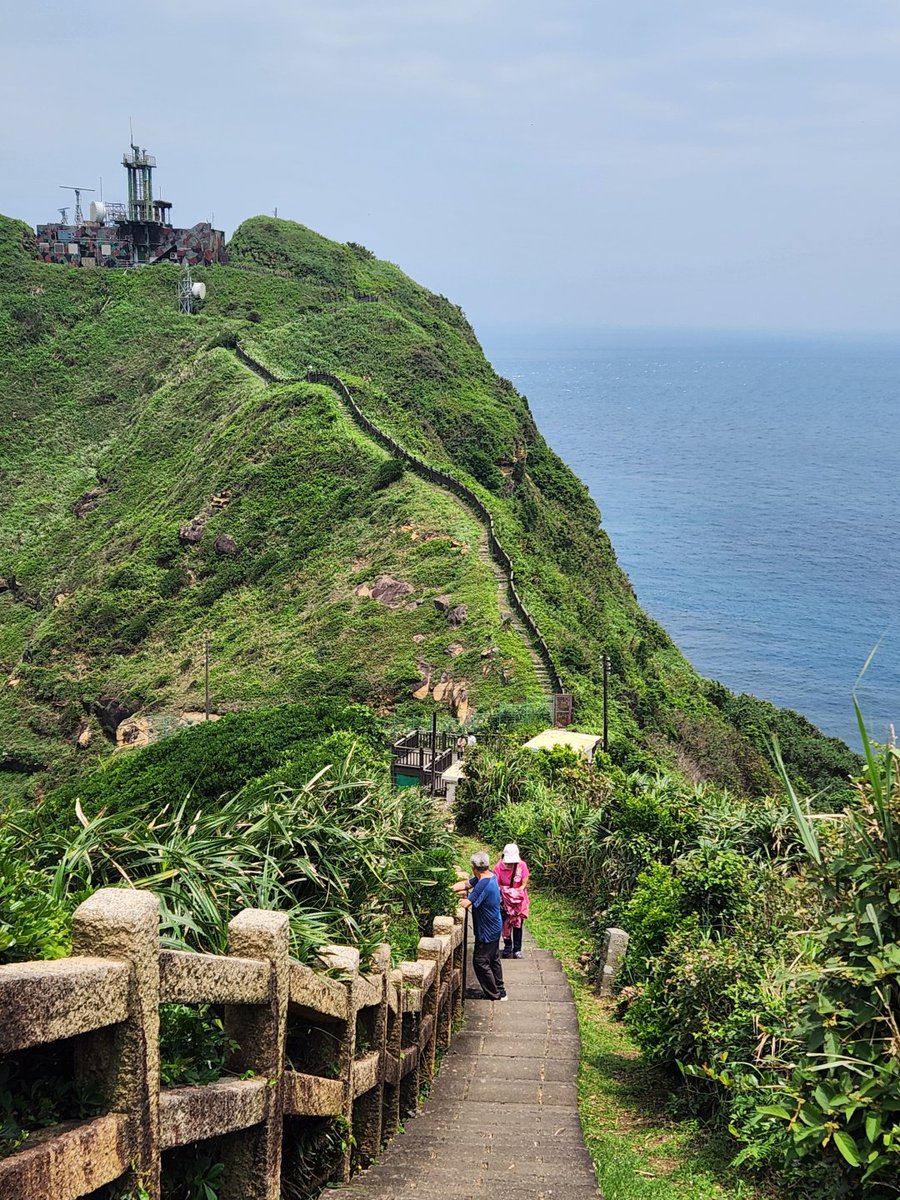 Codiecewser's tweet image. 鼻頭角で海を眺めると、潮の音が岩に打ち寄せ、夕日が空を赤く染めます。その瞬間、世界がまるで自分だけのもののように感じられます⛵