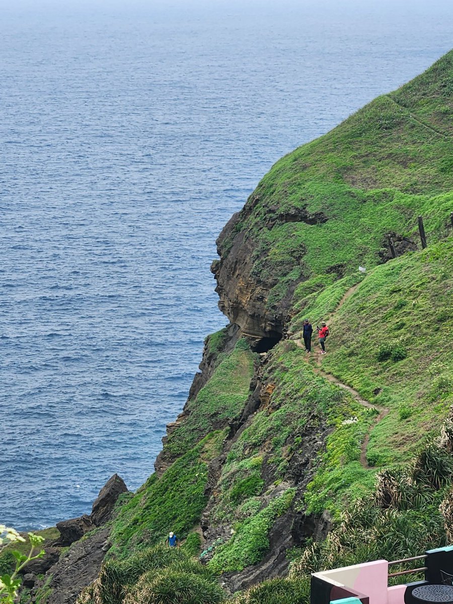 Codiecewser's tweet image. 鼻頭角で海を眺めると、潮の音が岩に打ち寄せ、夕日が空を赤く染めます。その瞬間、世界がまるで自分だけのもののように感じられます⛵