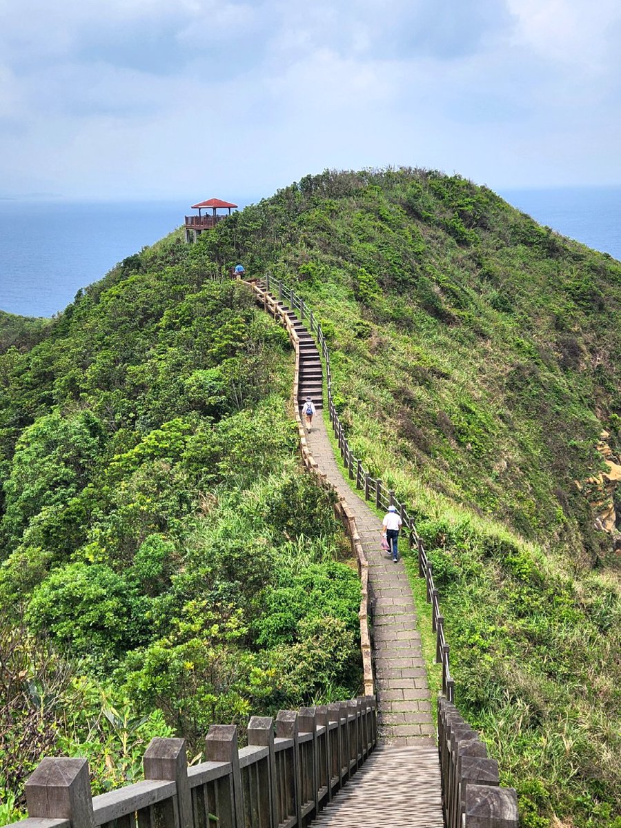 Codiecewser's tweet image. 鼻頭角で海を眺めると、潮の音が岩に打ち寄せ、夕日が空を赤く染めます。その瞬間、世界がまるで自分だけのもののように感じられます⛵