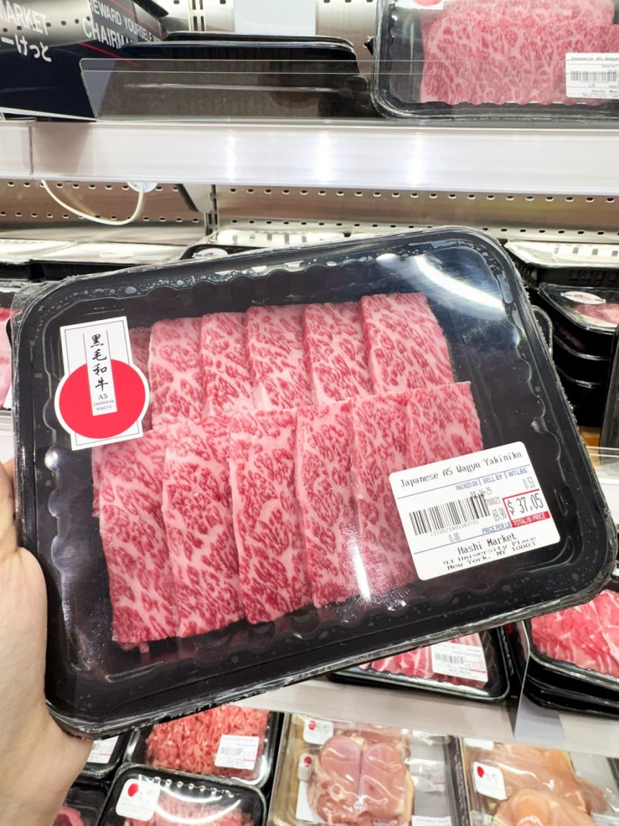 ShafaliJibrin's tweet image. Strolling through the supermarket to choose steaks for lunchtime. #ShopForSteak #LunchPrep