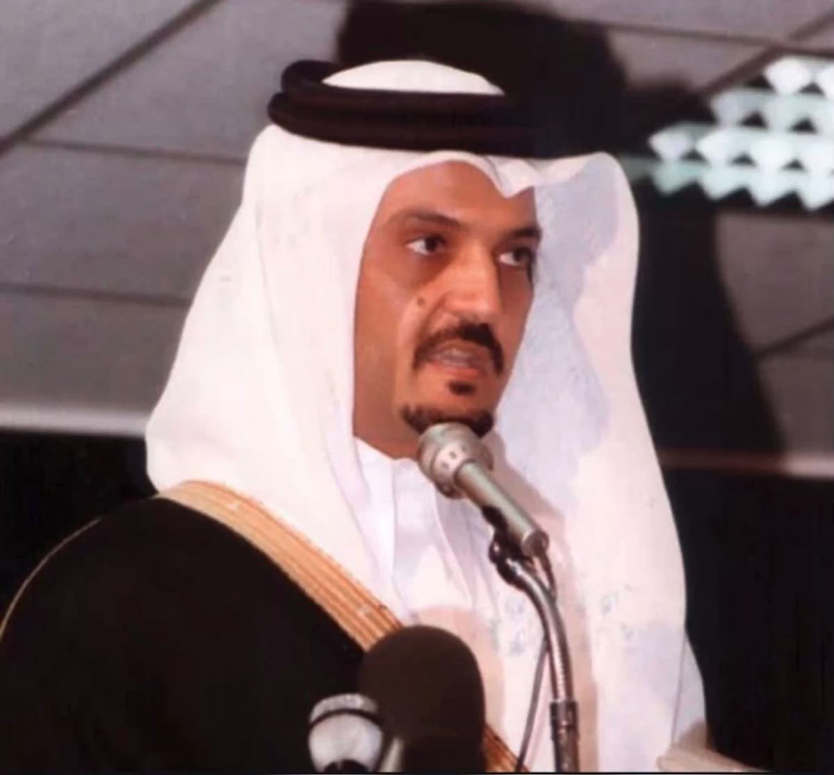 الي يبي العز لاينشد عن الراحه
نيران الامجاد تبي من يصليها 

تبقى الكفوف الوفيه دوم قداحة 
على الراجل وضرب الروس حاميها