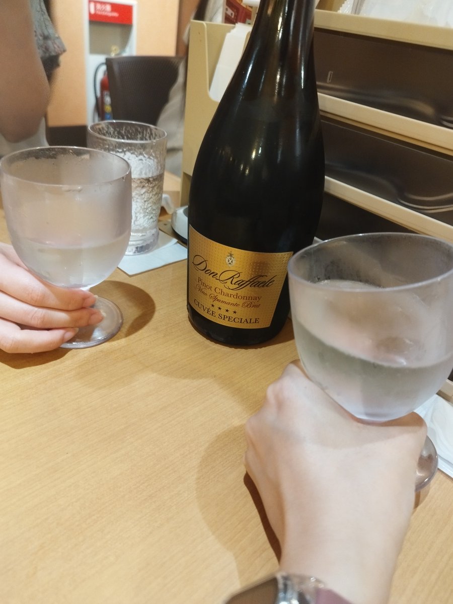 今日はネコマちゃんと久しぶりのサシ飲み🥂✨
これは2軒目のサイゼリヤです🫶