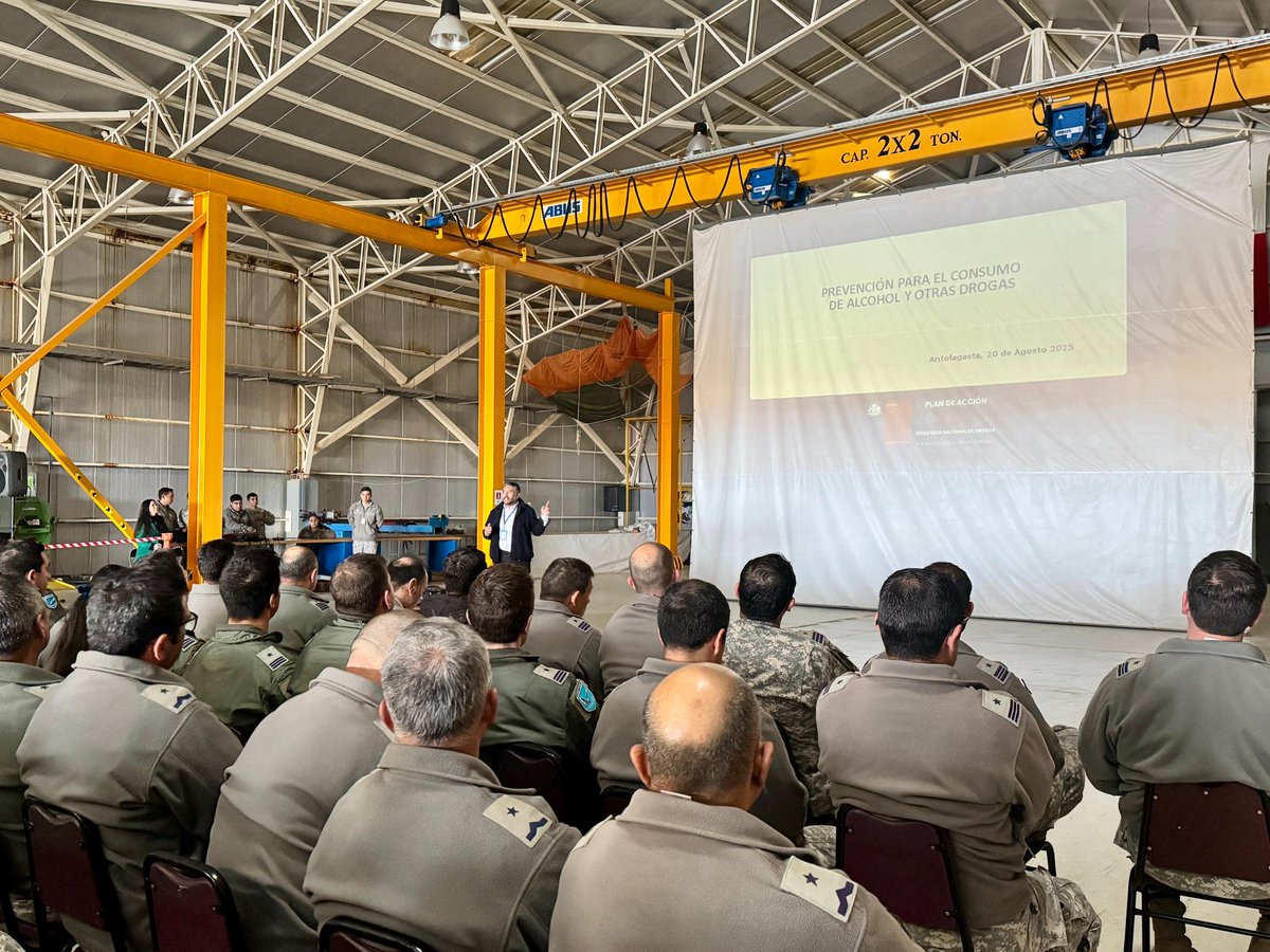 ✈️ SENDA #Antofagasta junto a la <a href="/FACh_Chile/">Fuerza Aérea de Chile</a> realizaron una jornada preventiva para fortalecer los factores protectores ante el consumo de alcohol y otras drogas.
🌱 La prevención es clave para construir entornos más saludables.
#SendaEsPrevención #SENDAAntofagasta #FACh