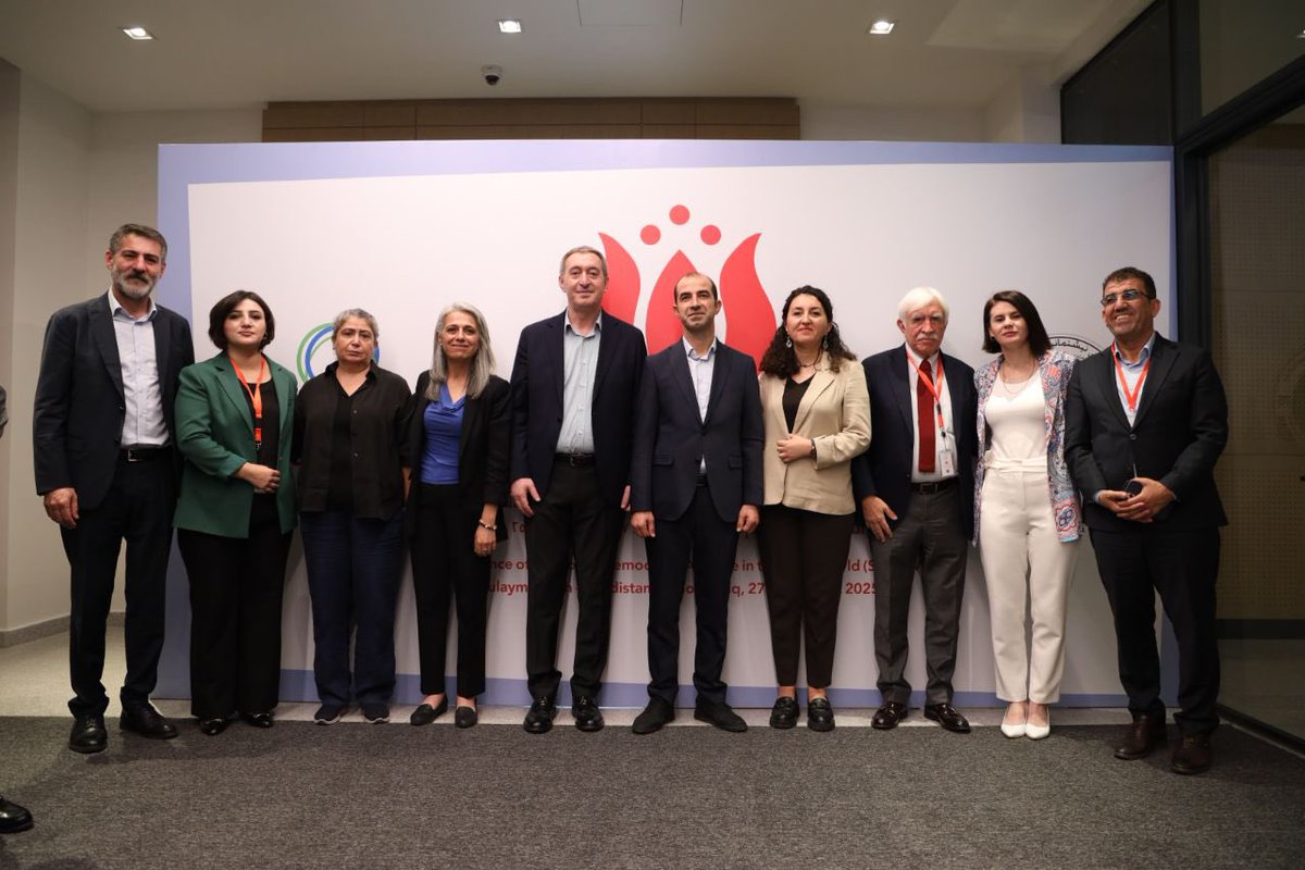 Lijneya me îro serdana gora Mam Celal kir. Mam Celal heta dawiya emrê xwe ji bo aştiyê xebitî. Em ê têkoşîna wî bidomînin, aştiyê ava bikin û diyarî giyanê wî bikin. 

Mam Celal dê her tim di dilê gelê xwe de bijî.