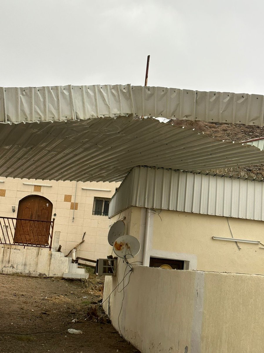 رياح قويه علينا في الشاميه اقتلعت الهناقر  وسقف بيتنا استقبل هناقر الجيران  وحمد الله عدت سلامات والله يكفينا الشر😱😬