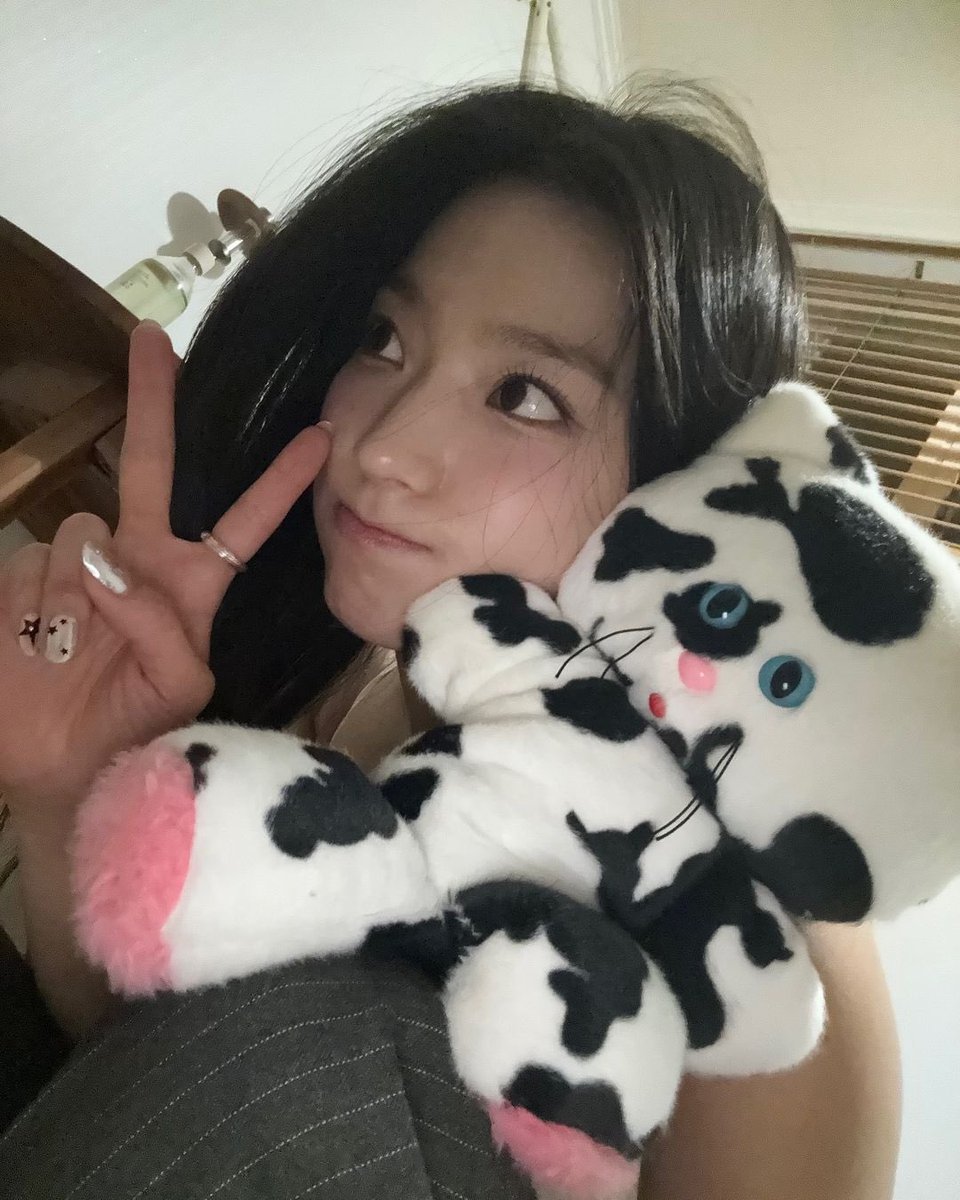 ㅤ
⌞ #with_fleuver: #RHEA 🌸 just shared a new post! ⌝

Just got this cute plushie and honestly, i’m so confused—is it a cat or a cow? It looks like a cat but has cow colors! Either way, I’m calling it Moomoo~ 🐱🐄 Anw, good night and sweet dreams, Fleuver! ✨💤
ㅤㅤ