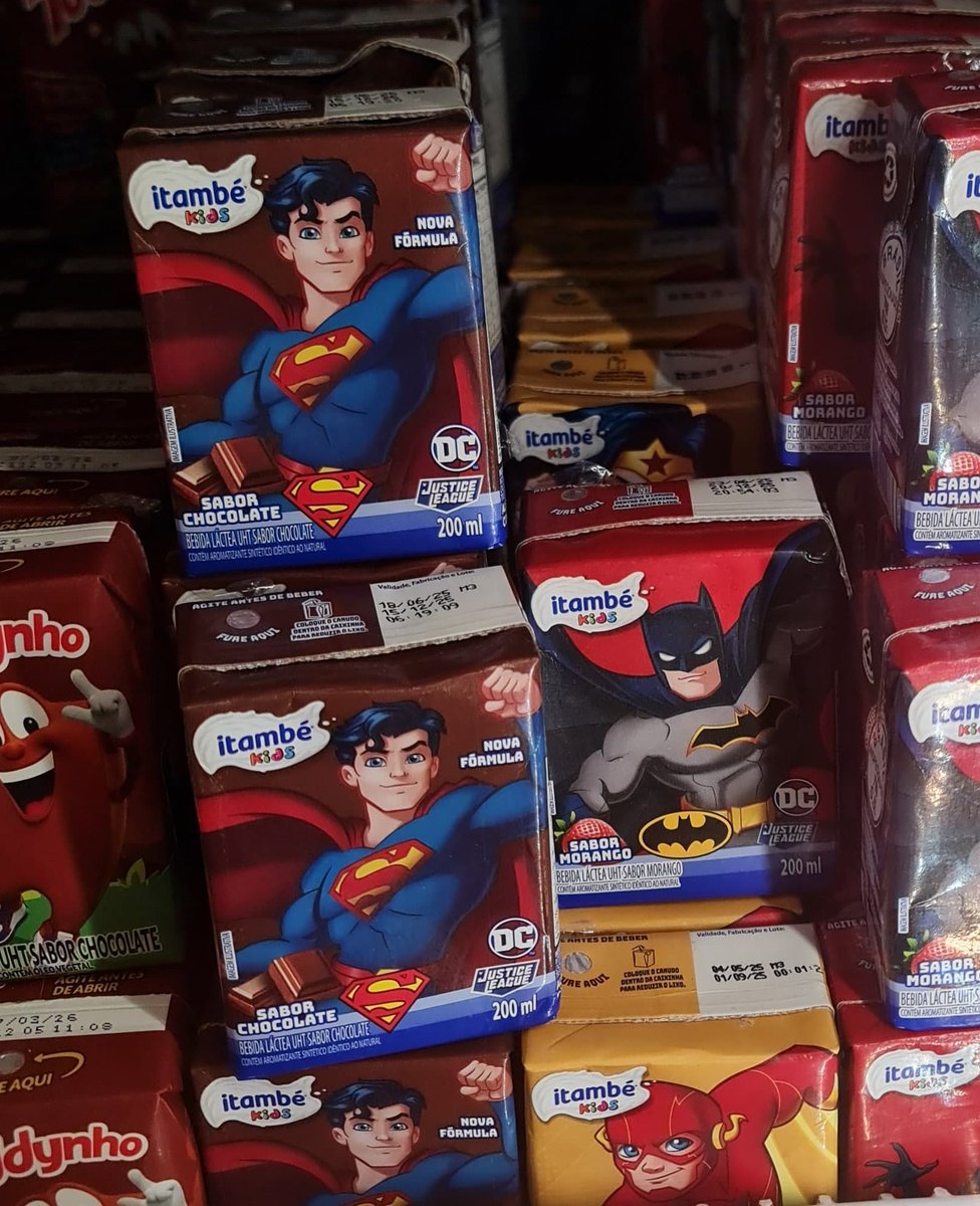 🚨 Nota de repúdio: estava dando uma olhada nas bebidas láctea e faria muito mais sentido o Batman ser de chocolate, e o Superman ser de morango