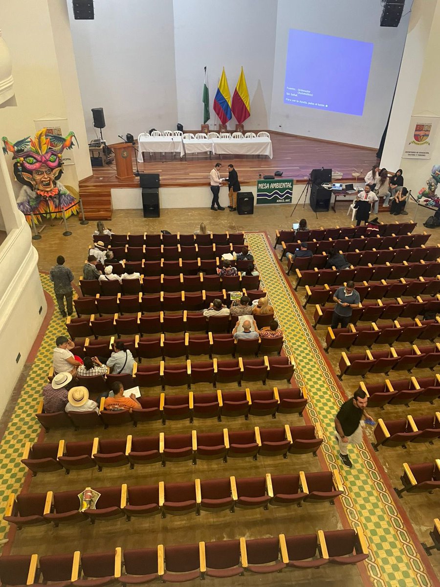 Así de lleno está el recinto en Jericó en respaldo al senador Leon Fredy Muñoz y a las comunistas zonas de reserva temporal. Gracias a Dios la gente abrió los ojos y despertó en contra de la expropiación PetroChavista!