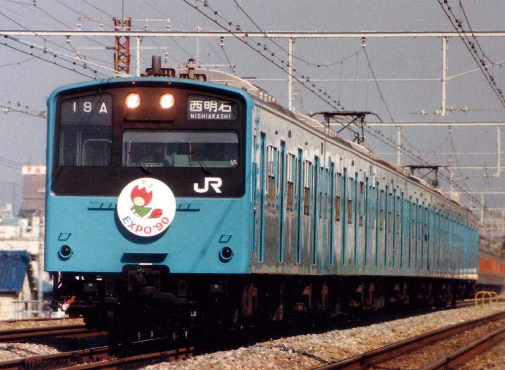 再掲ですが201系がついに消滅ですか・・。
中学2年の時、学校帰りに芦屋駅でいつ来るか分からない国鉄の新車を待ち伏せ。ほどなくやって来た新車を見て、国鉄の通勤電車なのにエアサスに暖色系の車内に、開けやすい二段窓なんて豪華なんだと感動した記憶があります😊。