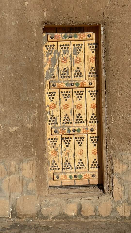باب قديم بتفاصيل جميلة في روضة سدير شمال الرياض
Details of an old door at Rawdat Sudair to the north of Riyadh