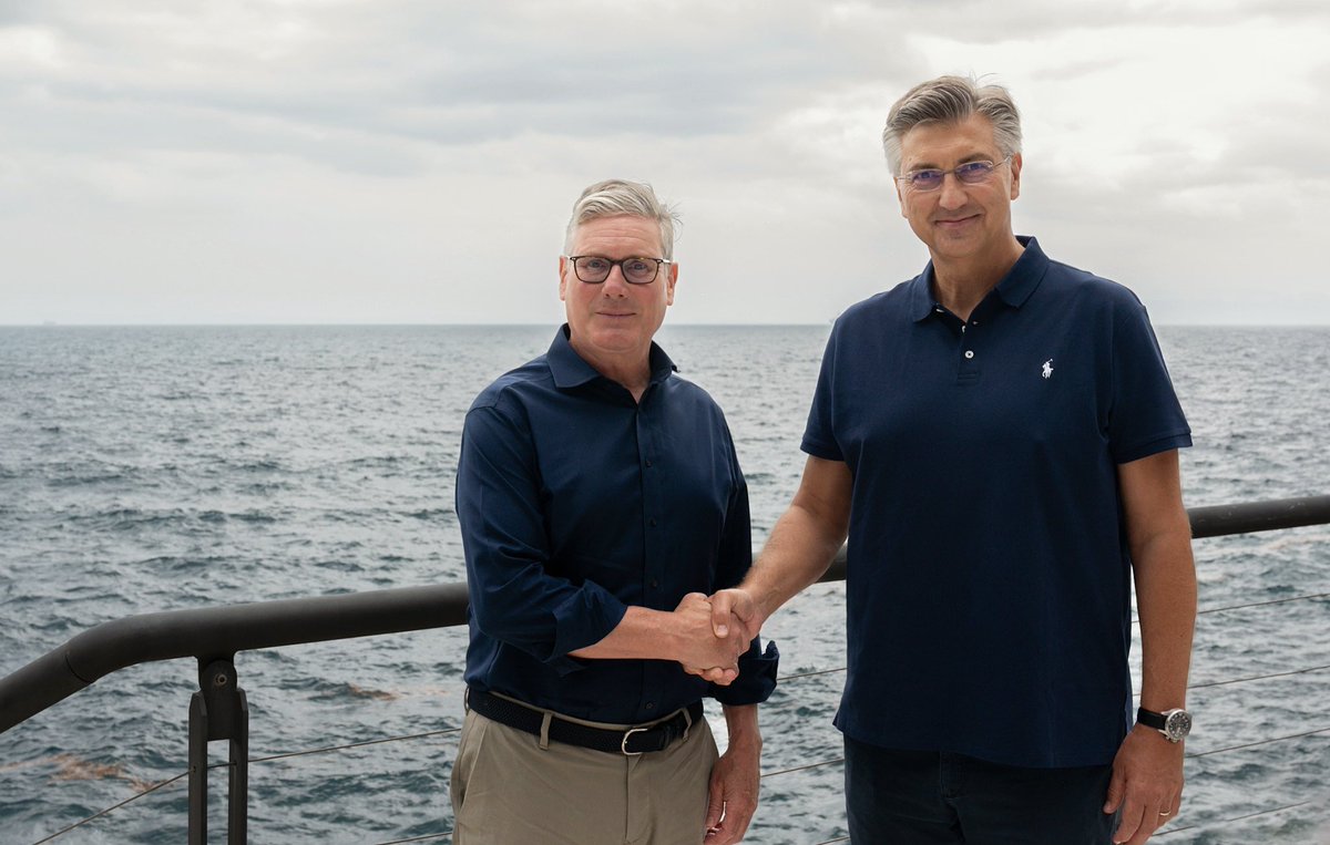 Zadovoljstvo mi je u Opatiji sastati se s britanskim premijerom <a href="/Keir_Starmer/">Keir Starmer</a>, koji boravi u Hrvatskoj na odmoru. Razmijenili smo mišljenja o bilateralnim i globalnim temama. Hrvatska i Ujedinjeno Kraljevstvo nastavit će voditi blisku i partnersku suradnju usmjerenu na ključna