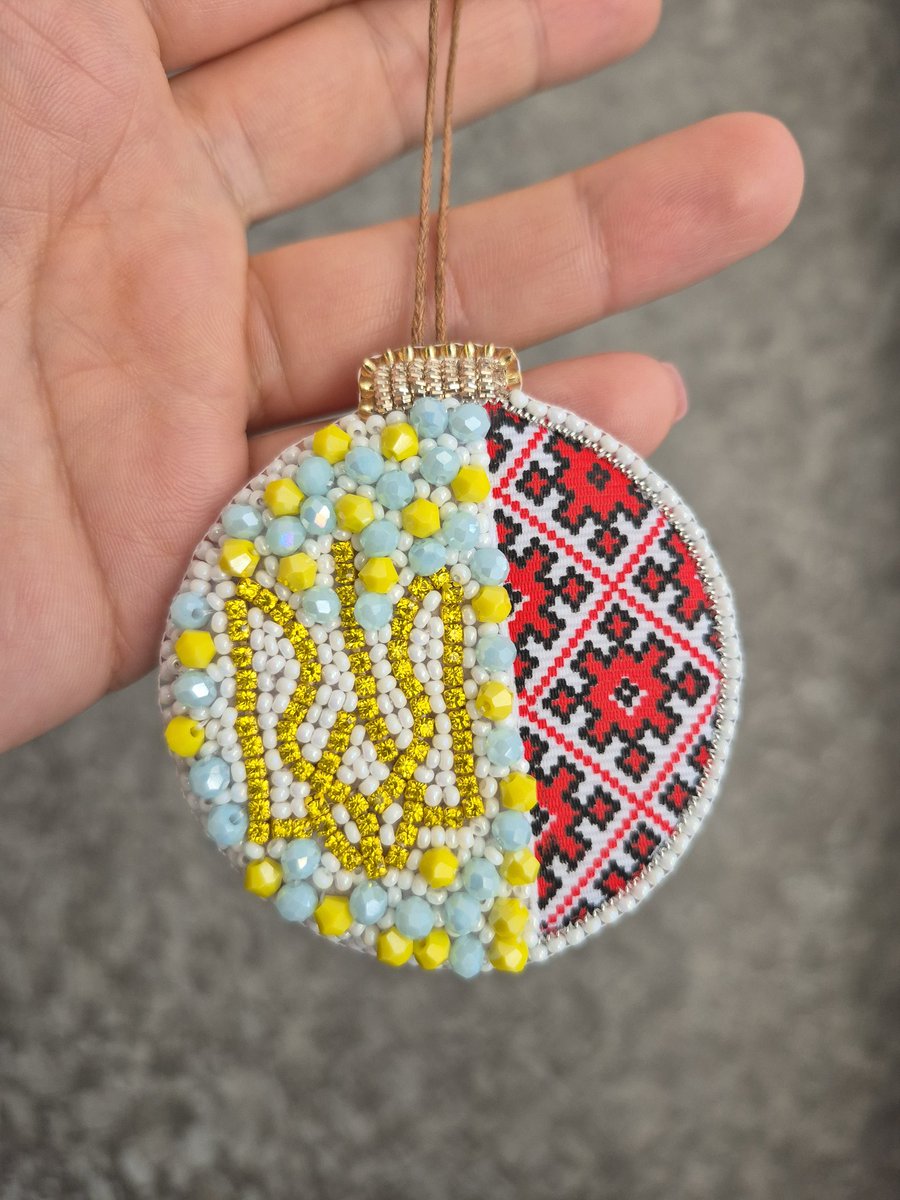 Ukrainian_Art_'s tweet image. Friends, I created a new Christmas tree decoration with the trident of Ukraine and folk ornaments, in a single copy🌲💙💛
etsy.com/listing/436043…

I would be grateful for sharing and ordering, may a piece of Ukraine be with you everywhere!💙💛🫂
#madeinUkraine #etsygifts
