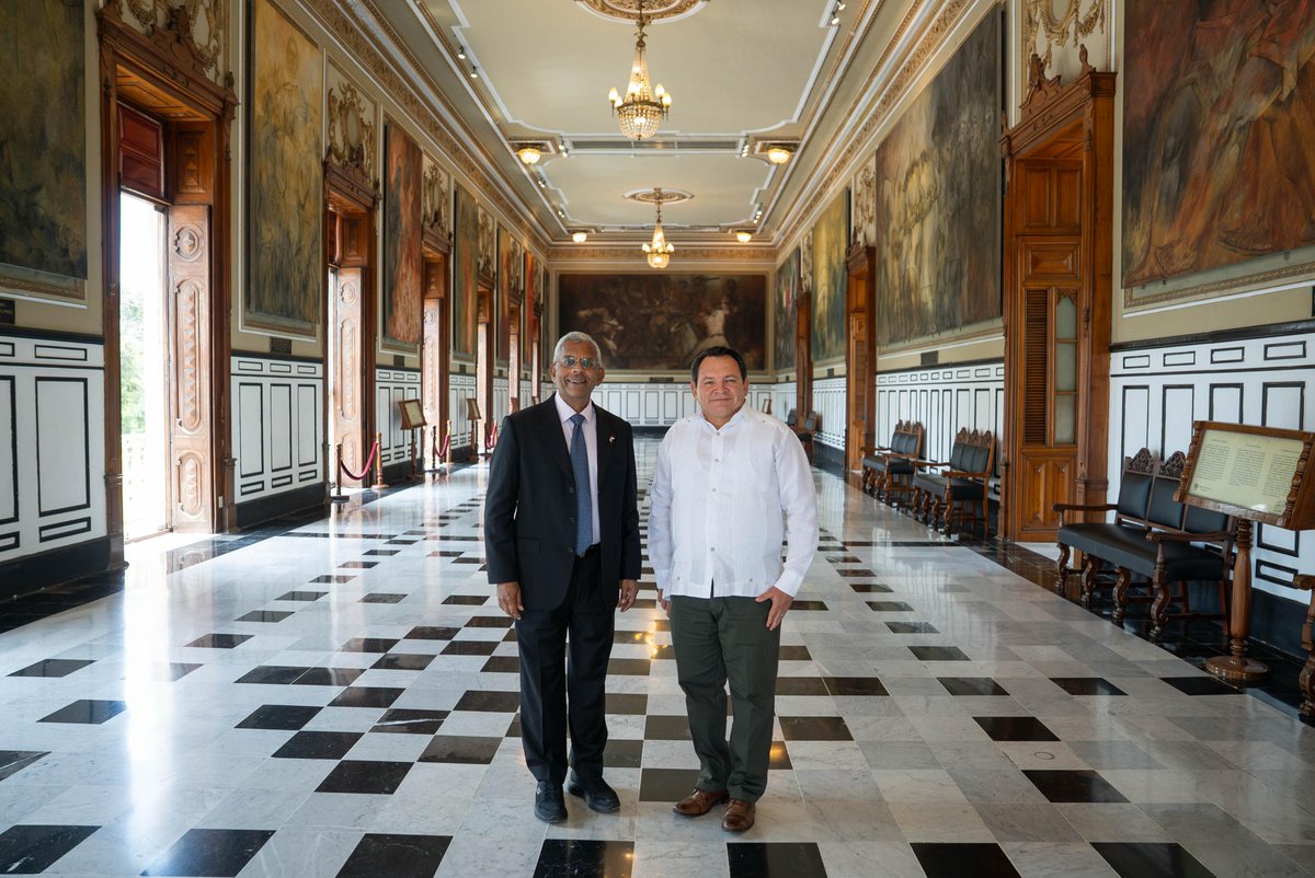 huachodiazmena's tweet image. Recibimos en el Palacio de Gobierno al embajador de Singapur en México, Gerald Singham. 🇲🇽🇸🇬

Conversamos sobre la ampliación del Puerto de Altura de Progreso, una obra que permitirá atraer más inversiones, fortalecer el comercio internacional y dar un nuevo impulso al desarrollo…