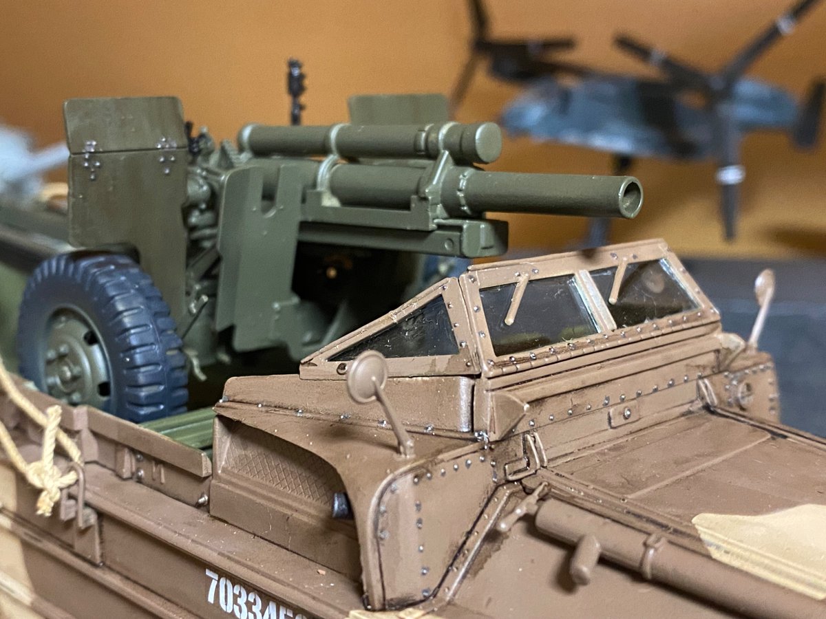 #積みプラ崩し大会2025夏

完成 イタレリ 1/35  
DUKW ＋ M2A1 105mm榴弾砲

もしトラックにスクリューがついていたら？もし上陸用舟艇にタイヤがついていたら？そんな便利な車両がDUKW。

CCKW 2.5tトラックの駆動系を流用しつつもボート型ボディ故かめっちゃボリューミーなキット。