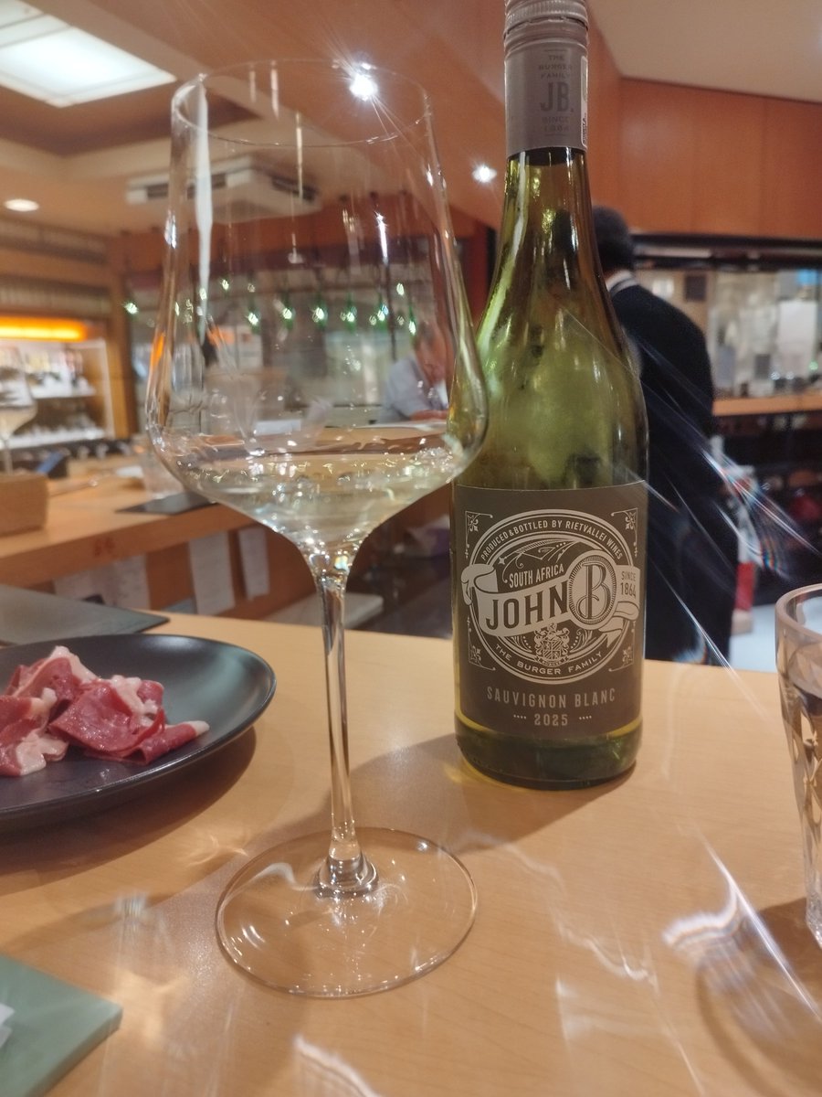 1軒目で行ったワイン屋さんが、角打ち？に近いカウンター飲みをやってまして！
全5種飲んできました！全部スタッフさんがリザーブ＆説明付きで飲めたの凄すぎ😳
フォアグラ鴨肉ハム最高に美味しかった🥩🍷✨
ネコマちゃんと飲むと時間足りない〜〜〜今日はありがとうな！！🫶