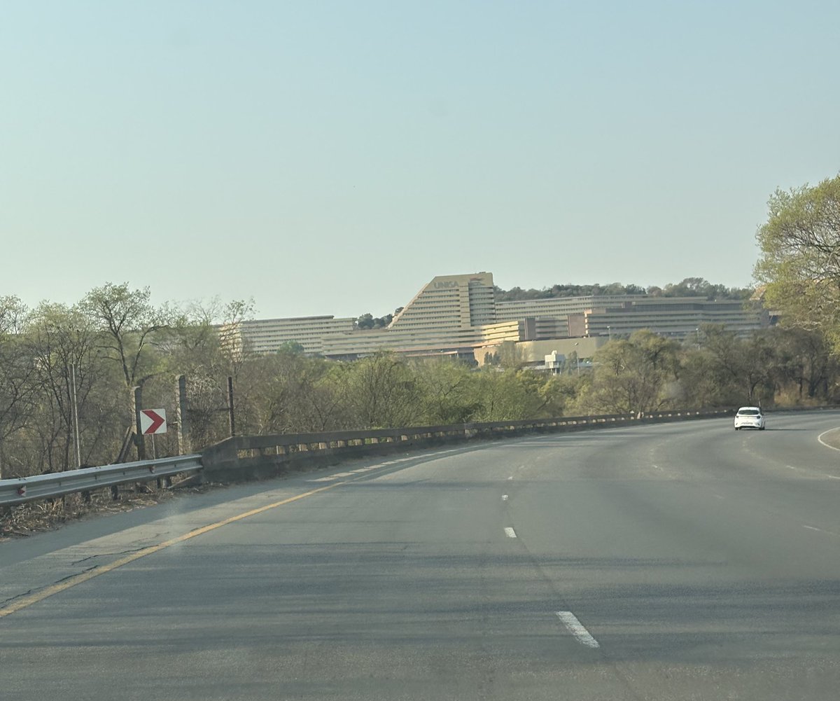 RamatsobaneM's tweet image. Nothing says welcome to Pretoria like this building 💃🏾💃🏾

Re tseni